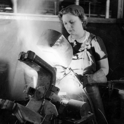 woman welding 